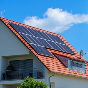 Dotacie na fotovoltaiku môžu na Slovensku dosiahnuť výšku niekoľko tisíc eur.